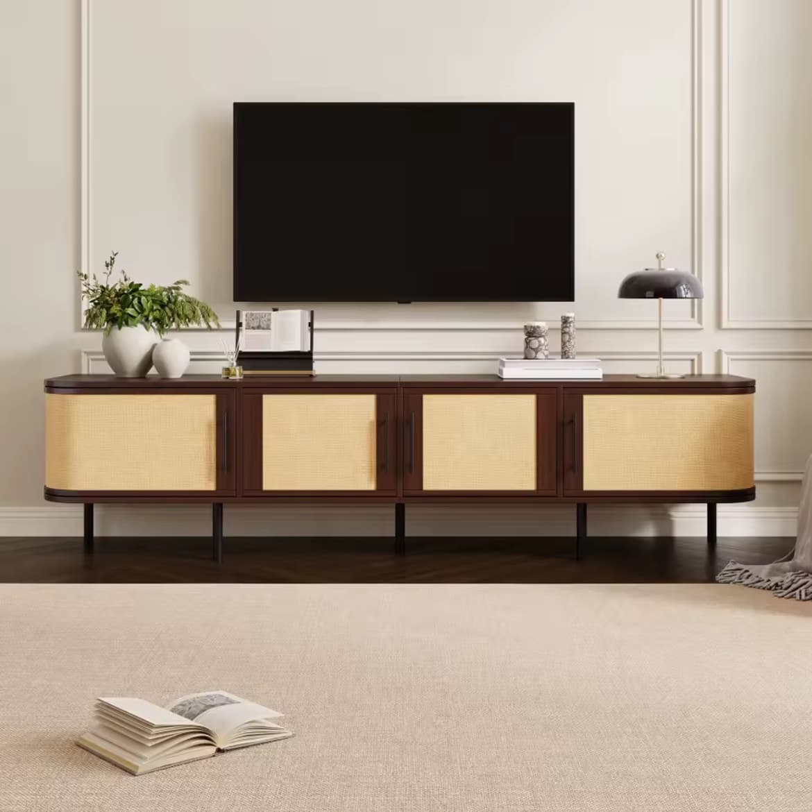 Meuble TV Aveline en noyer foncé et cannage naturel vu de face