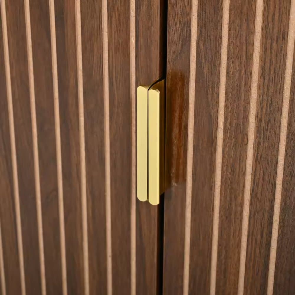 Détail du noyer et d’une poignée dorée