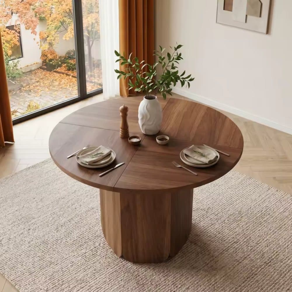 Table ronde en noyer dans une salle à manger lumineuse